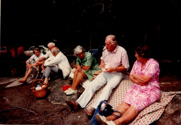 1983 Dackes grotta i Båldön. Torsjö Paus med Vera, Henry, Margit, Sigge, Hilmer, Hertha.