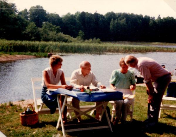 20 Aug -83. Årsmöte hemma hos Elisabeth, Karl-Erik, Hanna, Pontus, Marcus.