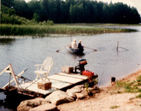 20 Aug -83. Årsmöte hemma hos Elisabeth, Karl-Erik, Hanna, Pontus, Marcus. Hilmer, Hertha, kommer sjövägarna.