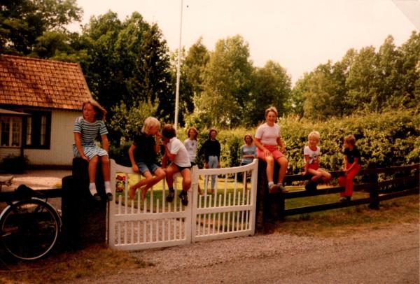 20 Aug -83. Årsmöte hemma hos Elisabeth, Karl-Erik, Hanna, Pontus, Marcus. Hanna Gabriel Pontus Madelene Jane Ulrika Mari Fredrika Niklas Väntande vid grinden.