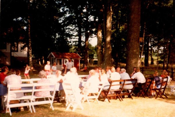 20 Aug -83. Årsmöte hemma hos Elisabeth, Karl-Erik, Hanna, Pontus, Marcus. Hanna Gabriel Pontus Madelene Jane Ulrika Mari Fredrika Niklas Väntande vid grinden. Klättorps playan alá Hällstrand.