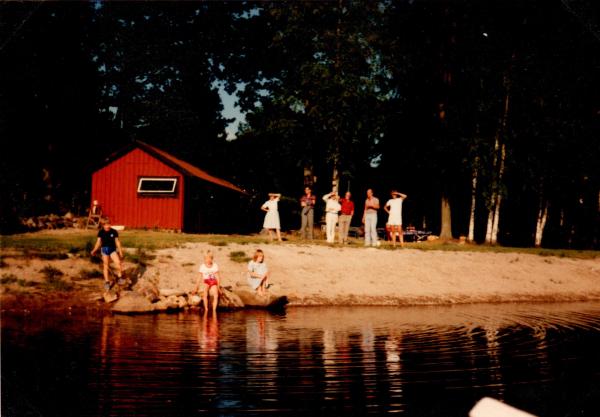 20 Aug -83. Årsmöte hemma hos Elisabeth, Karl-Erik, Hanna, Pontus, Marcus. En stor DAG MÅNGA TURER MED NÄCKROSEn runt Kyrksjön.