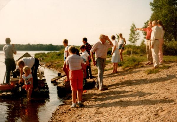 20 Aug -83. Årsmöte hemma hos Elisabeth, Karl-Erik, Hanna, Pontus, Marcus. En stor DAG MÅNGA TURER MED NÄCKROSEn runt Kyrksjön.