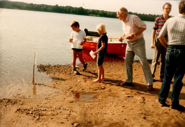 20 Aug -83. Årsmöte hemma hos Elisabeth, Karl-Erik, Hanna, Pontus, Marcus. 1983 Tävling pågår. Dags att gå hem.