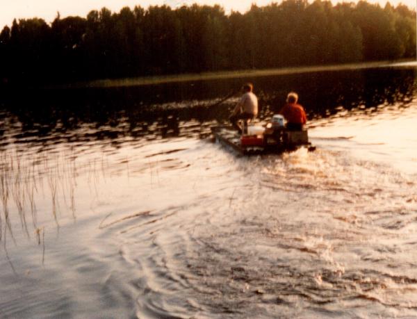 Vy över klättorp från Näckrosen 1983. Kennet var namnet för dagen Karl-Erik ser till att vassen blir slagen.