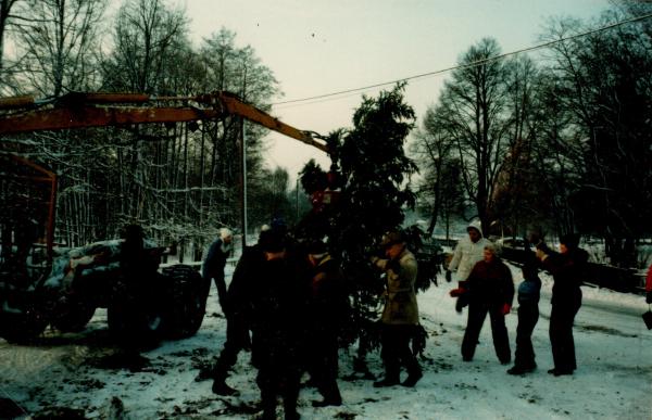 1983. Det var en gång en gran var så kort den var inte grann att skåda. En råkade fastna på dess kort.