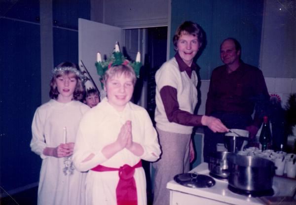 Luciaträff på Udden 1983. Marie, Hanna, Nicklas, Gunilla, Ulf.