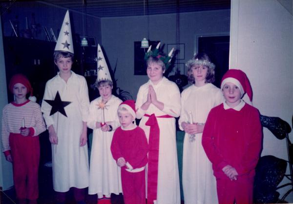 Luciaträff på Udden 1983. Lucia Marie. Tärna Hanna. Stjärngossar Henrik o Nicklas. Tomtar Fredrik,  Markus, Pontus.