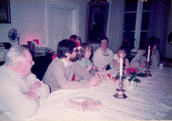 Luciaträff på Udden 1983. Einar, Karl-Erik, Hanna, Ulla-Britt, Nicklas, Else.