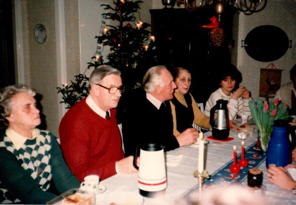 Julgransplundring 1984. Började ute i yrväder runt klättorps granen. Karin och gunnar öppnade sina dörrar för oss alla som virvlade in med glädje. Vi äldre diskuterade vägen m.m.