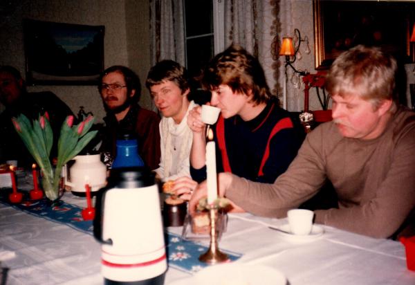 Julgransplundring 1984. Börje ute i yrväder runt klättorps granen. Karin och gunnar öppnade sina dörrar för oss alla som virvlade in med glädje. Vi äldre diskuterade vägen m.m-