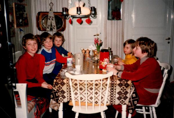 Julgransplundring 1984. Henrik, Nicklas, Fredrik, Marie, Majanna.