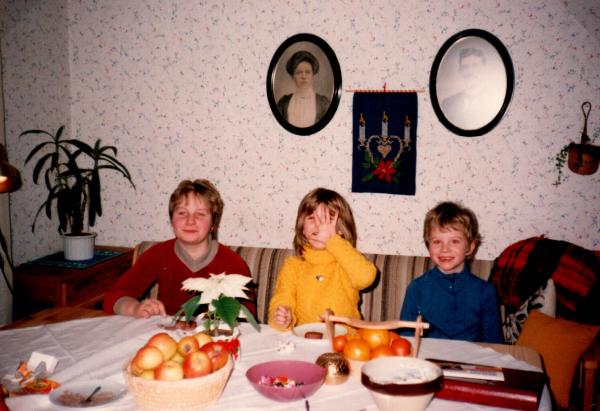 Julgransplundring 1984. Marie, Majanna, Fredrik.