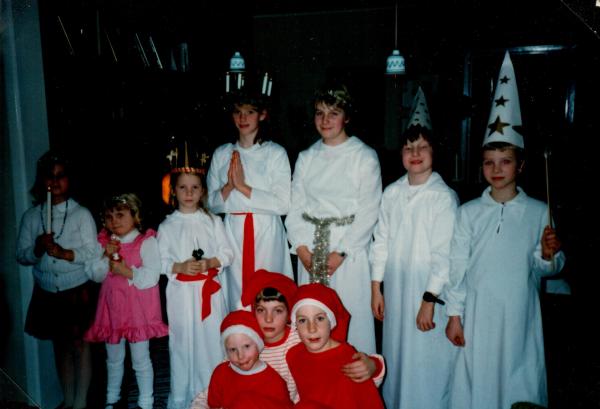 1984 Luciafest på Udden. Hanna, Marie, Minna, Fredrik, Nicklas, Hanna, Majanna, Karolina.