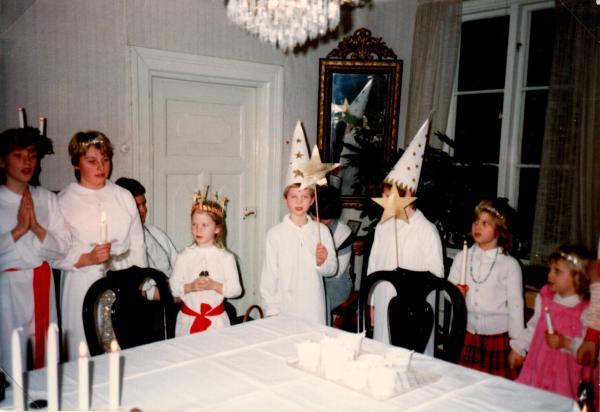 1984 Luciafest på Udden. Lucia Hanna, Tärna Marie, Stjärngossar Nicklas, Fredrik. Tomtar Henrik, Pontus o Markus. Småtärnor Majanna o Karolina.