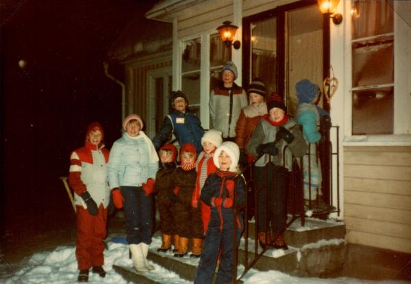 Julgransrasknning 1985. Efter dans kring granen samlas alla hemma hos Karin o gunnar. Barna vid trappingången Hanna, Marie, Pontus, Henrik, Fredrik, Nicklas.