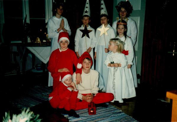 1985 Lucia. Klättorps Luciagrupp alltid redo ställer alltid upp. Hanna, Fredrik, Nicklas, Mari, Pontus, Markus, Henrik, Minna.