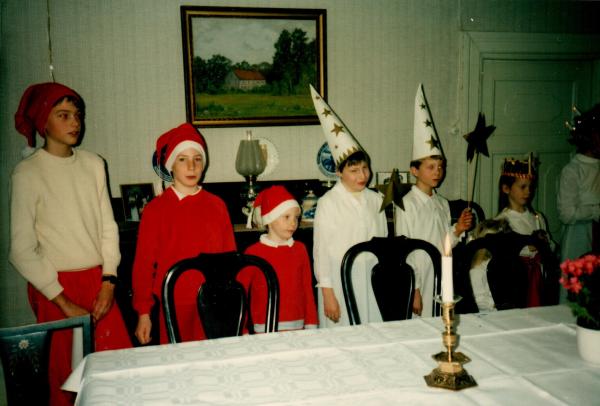 Lucia 1985. Henrik, Pontus, Markus, Nicklas, Fredrik. Minna, Sanna.