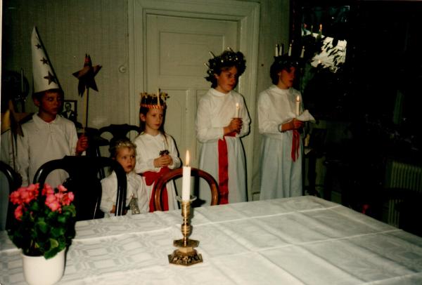 Lucia 1985. Fredrik. Sanna, Minna, Marie, Hanna.