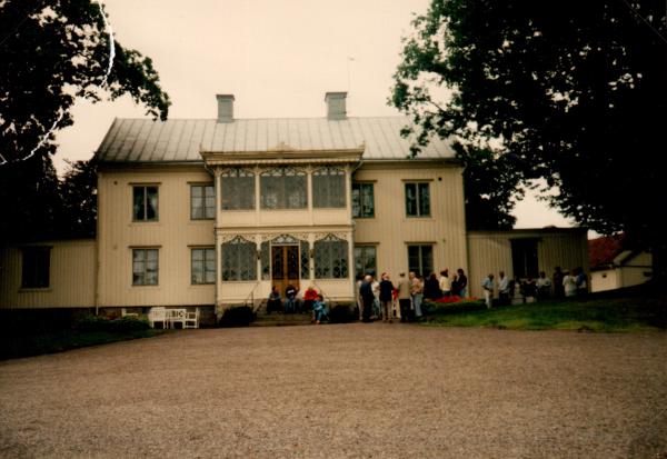 1985. 27/8. Kyrkeby. Klättorpsborna väl mottagna med förtäring på Kyrkeby.