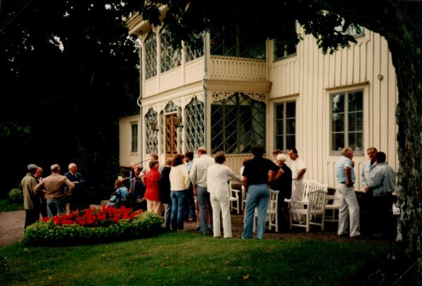 1985. 27/8. Kyrkeby. Klättorpsborna väl mottagna med förtäring på Kyrkeby.