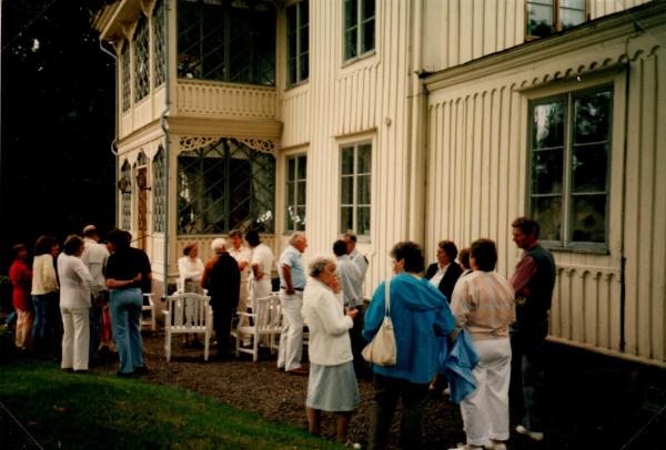 1985. 27/8. Kyrkeby. Klättorpsborna väl mottagna med förtäring på Kyrkeby.