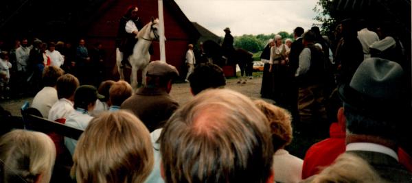 Dackespelet -84. BUDKAVELN GÅR INATT. Kungens fogde, herr Kristoffer, Rider Fram.