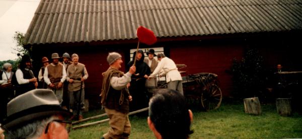 Dackespelet -84. BUDKAVELN GÅR INATT. Läser upp ett konvolut. En häftig uppgörelse.