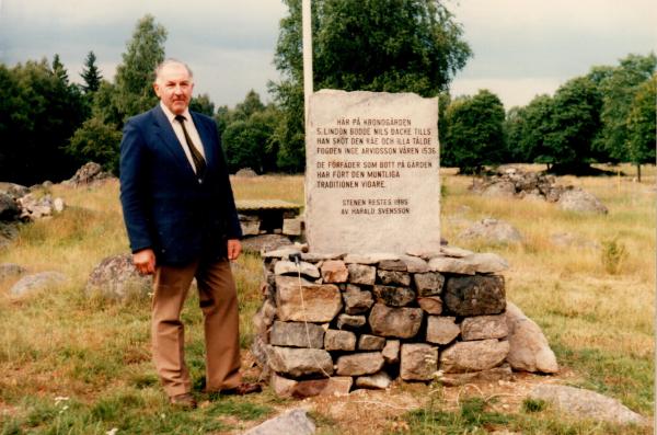 Lindön. Harald vid Dackestenen.