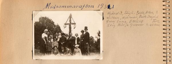 Midsommar 1931. Hjördis, Stig L. Britt, Allan, ?, Wilken, Hjalmar, Ruth, Ingrid, Gun Sune EMILIA Tore Stig Börje Gunnar <- vilken