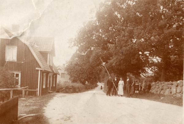 Hjalmar, Tore, Beda, Rudolf, Allan, Karin, Hjördis, Börje, LoaLena i bakgrunden