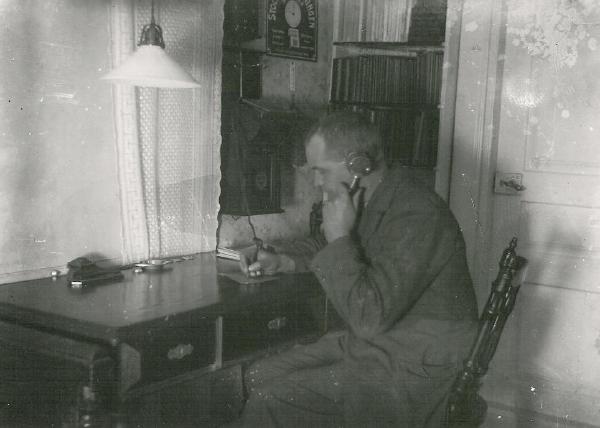 Vid skrivbordet Thure Jaensson, telnr 28. Hellgren och bagarns hade telefon tillsammans 16A och 16B.