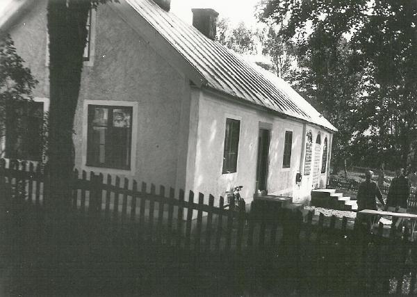 Jaenssons hus och affär. Obs, luckorna för fönstren som fanns kvar till slutet av 1930-talet. Snickaren Hjalmar Gustavsson satte in nya skyltfönster.