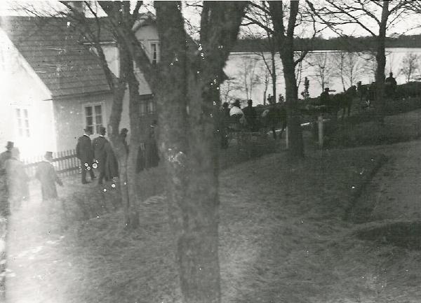 Begravningsfölje genom Klättorp. Fotot taget ifrån Jaenssons. Skollärare Peterssons hus.