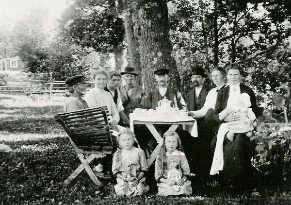 Börjes farfar och farmor (Gustav och Ida Petersson). Sönerna Rudolf, Emil och  Hjalmar. Stockholmsfrämmande Lindström, Emelie syster till Ida. Börjes mor Emilia        med Hjördis knät. I förgrunden Börjes två äldre systrar Iris och Karin.