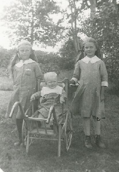 Hjalmar Gustavssons barn Iris, Karin och Hjördis i vagnen.