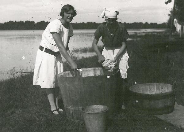 Arbete med tvätt, kyrksjöns strand. Ruth Jaensson samt okänd.