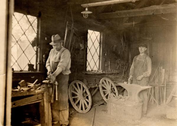 Smedmästaren och hovslagaren Theodor Svensson. Samt smedlärlingen Helmer Jonsson. Smedgården 124 Klättorp. Mitten på 20-talet. Skodde sin sist häst 1960 talet - slutet 58. 1840 börjades det smidas. Ca 1880 startade smedjan av Theodors Far Per Svensson.